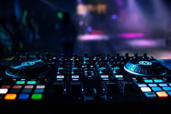 Professionell musik ombord DJ-mixer i en nattklubb — Stockfoto