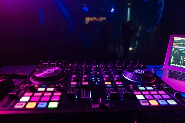 Mixer per musica elettronica in discoteca — Foto Stock