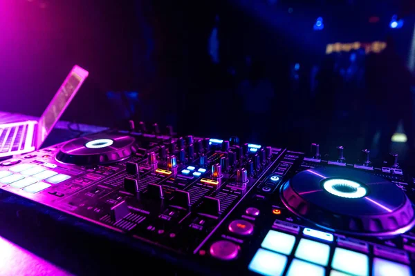DJ mixer in the booth on the background of the nightclub dance floor — Stock Photo, Image