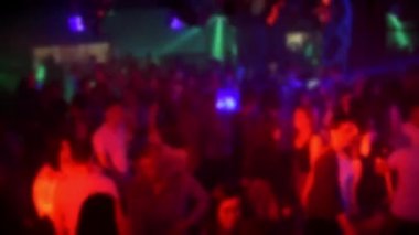bir partide bir gece kulübünde dans eden insanların bir kalabalığın bulanık siluetleri