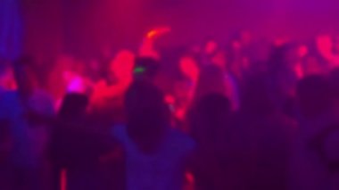 bir müzik konserinde dans pistinde bir gece kulübünde dans insanların bulanık siluetleri