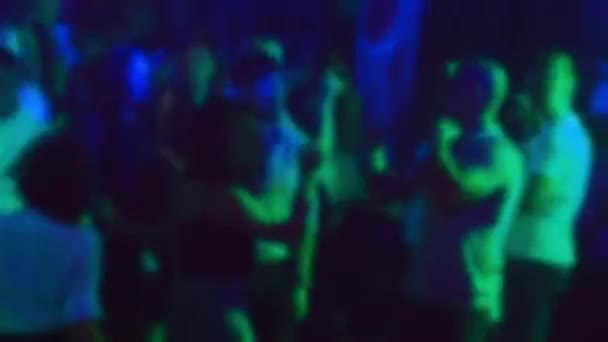 Sagome sfocate di persone che ballano sulla pista da ballo in un nightclub — Video Stock