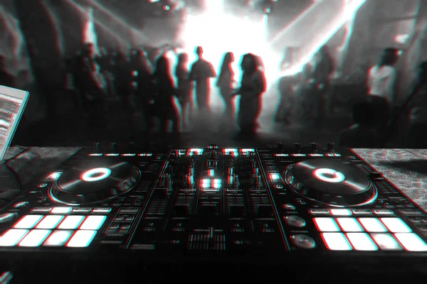 bir gece kulübünde müzik karıştırma için profesyonel DJ Mikser denetleyici