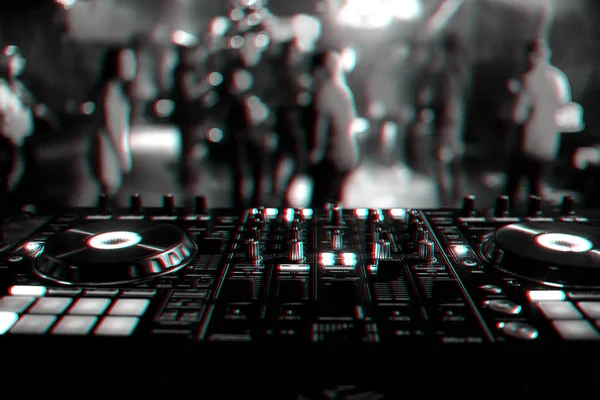 用于在夜总会混合音乐的 dj 混频器控制器板 — 图库照片