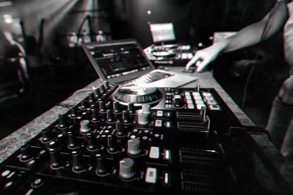 Musikmixer DJ Controller Board für professionelles Mischen elektronischer Musik — Stockfoto