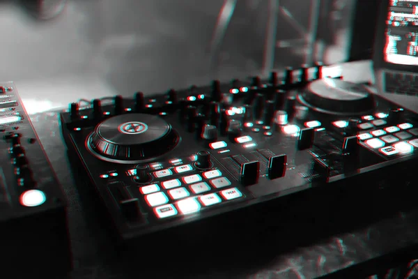 プロフェッショナル ミキサー ボード Dj ミキシングおよびボタンと音量のパーティーでクラブ ミュージックを混合のため — ストック写真