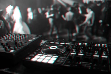 DJ parti gece kulübünde dans bulanık insanlarla müzik karıştırma için kontrol