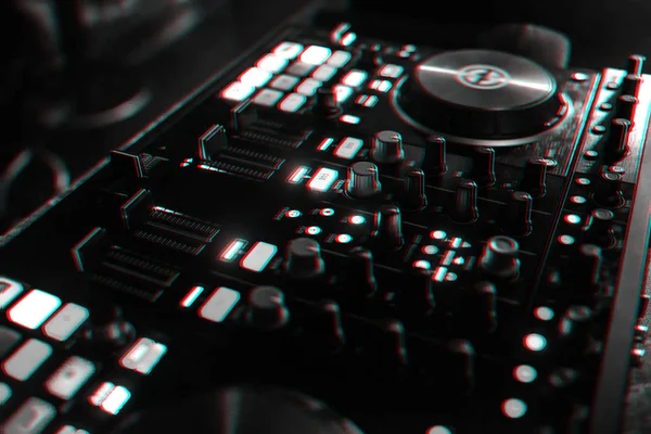 Podświetlane przyciski na nowoczesnej płycie zarządzania muzyką dla DJ-ów — Zdjęcie stockowe
