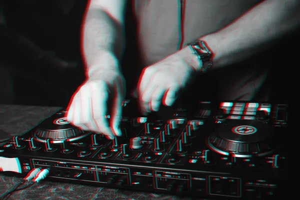 Hände des DJs auf dem Hintergrund des Mischpults — Stockfoto