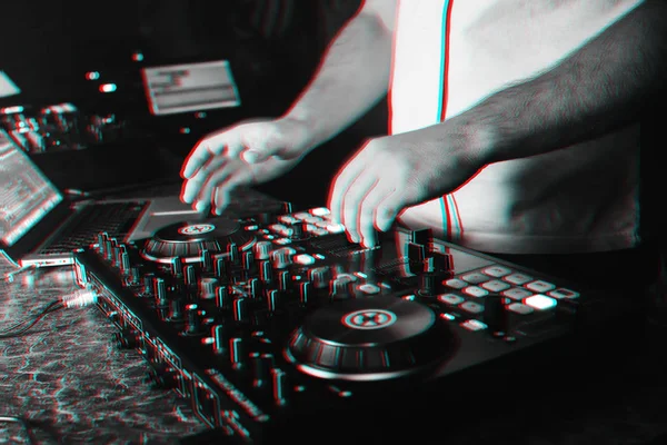 DJ em uma cabine tocando uma mixer em uma boate — Fotografia de Stock