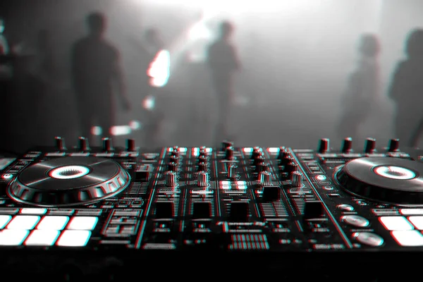 De mixer van DJ op de tabelachtergrond de night club — Stockfoto