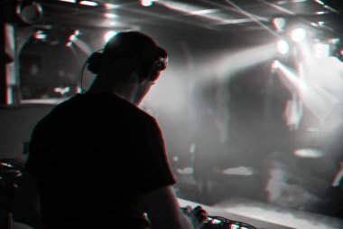 DJ kulaklık ile müzik konserinde gerçekleştirir