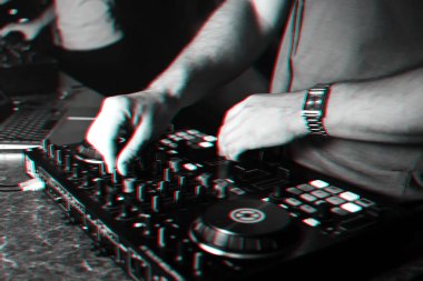 bir Dj Mikser üzerinde oynarken kulübesinde elinde