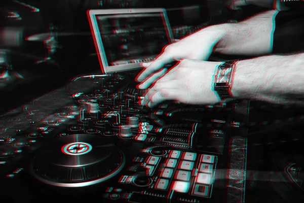 DJ στο περίπτερο παίζοντας σε νυχτερινό κέντρο διασκέδασης στο φόντο του μίξερ — Φωτογραφία Αρχείου