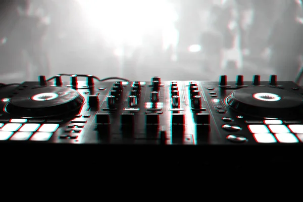 DJ миксер на фоне стола ночной клуб — стоковое фото