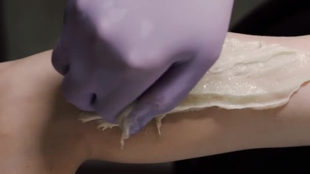 Ontharing op een dames hand wax. Sugaring procedure in een schoonheidssalon — Stockvideo