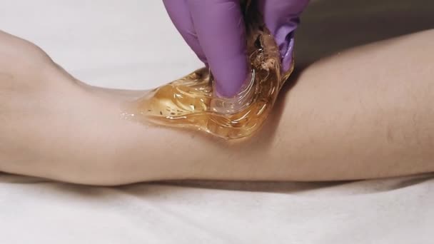 Сахарная депиляция волос сахарной пасты на женской руке в профессиональном салоне красоты — стоковое видео