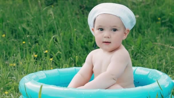 Liten pojke bebis simma i den uppblåsbara poolen och leende — Stockvideo