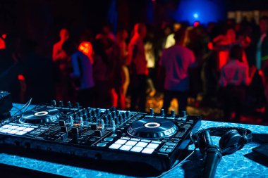bir gece kulübünde bir kabinde profesyonel müzik denetleyicidj