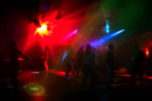 Θολή σιλουέτες των ανθρώπων που χορεύουν σε ένα νυχτερινό κέντρο διασκέδασης — Φωτογραφία Αρχείου