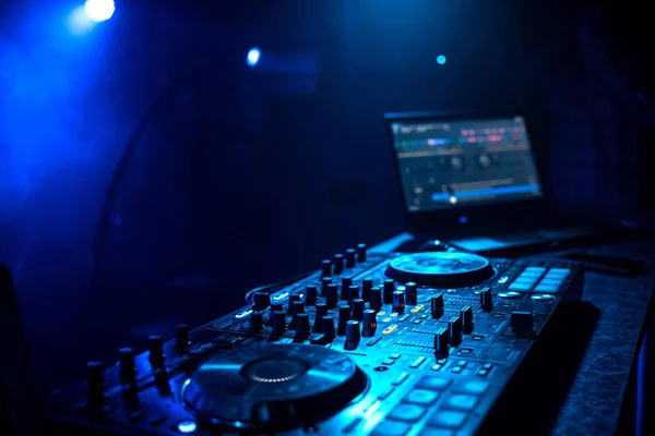 Controlador de música DJ profissional em cabine no clube noturno — Fotografia de Stock
