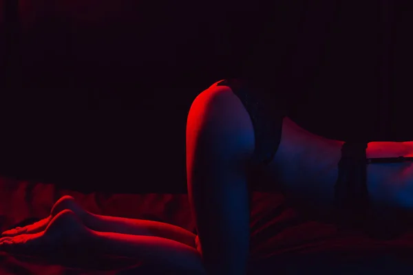 Сексуальна дупа стрункої дівчини в трусиках на ліжку — стокове фото