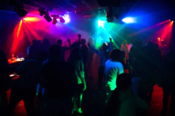 Θολή σιλουέτες των ανθρώπων που χορεύουν σε ένα νυχτερινό κέντρο διασκέδασης — Φωτογραφία Αρχείου