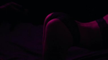 bir deri kırbaç ile adam eşek bir itaatkâr kız tokat