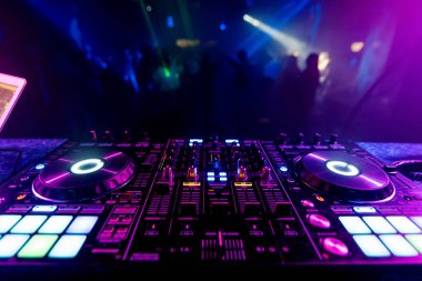 Dans eden insanlarla dans pistinin arka plan üzerinde standında Dj karıştırıcı
