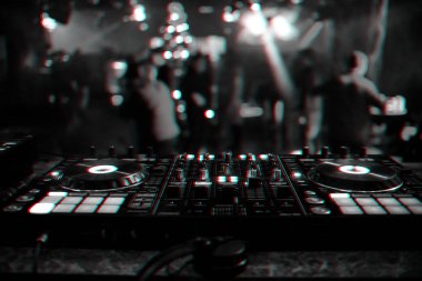 Bir gece kulübünde müzik karıştırma için DJ Mikser denetleyici kurulu