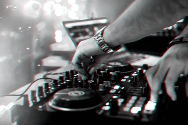 profesyonel bir denetleyici Mikser üzerinde el DJ karıştırma ve müzik çalma