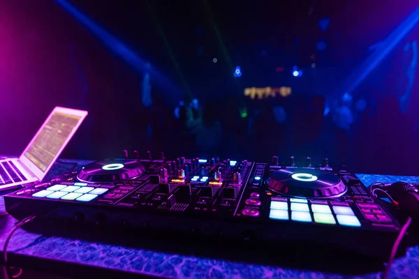DJ миксер в стенде на фоне танцпола — стоковое фото