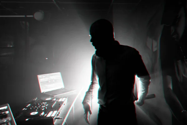 Silhouette eines DJs mit Mikrofon am Mischpult im Nachtclub — Stockfoto
