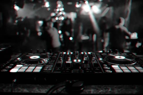 DJ πλακέτα ελεγκτή μίξερ για την ανάμειξη μουσικής σε ένα νυχτερινό κέντρο διασκέδασης — Φωτογραφία Αρχείου