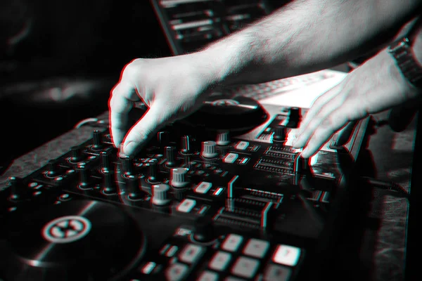 Manos DJ reproducción y mezcla de música en el controlador de música en una fiesta — Foto de Stock