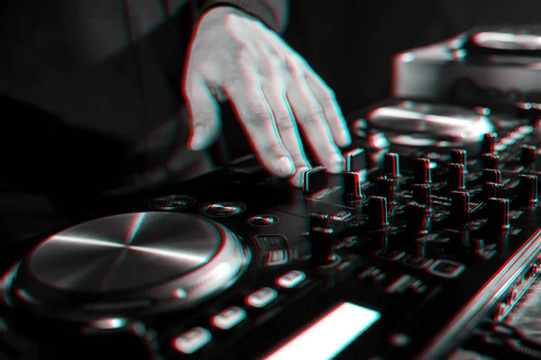 Mão que move de controladores de DJ no painel de controle de música em clube noturno — Fotografia de Stock