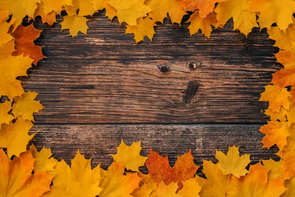 Fondo de madera de tablas viejas con marco de hojas de arce naranja en otoño —  Fotos de Stock