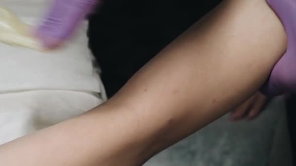 미용사는 뜨거운 페이스트를 설탕의 도움으로 여성의 손에 머리를 제거 — 비디오