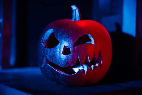 Halloween pumpkin lantern Jack at night at the autumn festival — Stock Photo, Image