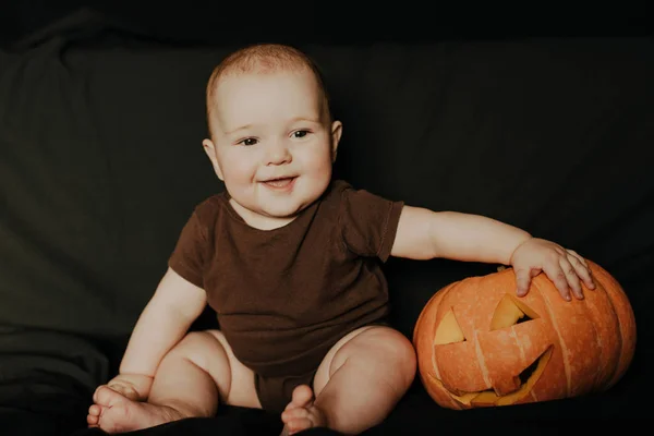 Heureux petit garçon enfant rire avec Halloween citrouille Jack — Photo