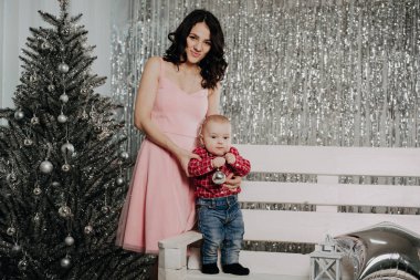 Anne ve küçük bir erkek bebek. Mutlu aile