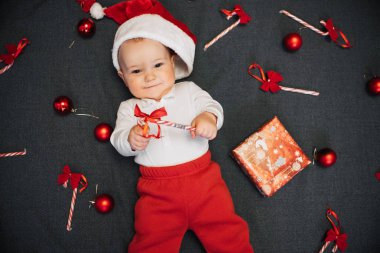 Noel Baba şapka mutlu neşeli bebek çocuk Noel şeker kamışı arasında gülümseyen