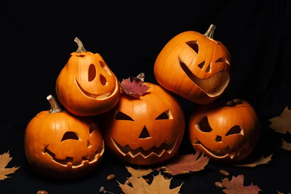 Jack lanterna zucche per la decorazione di Halloween e foglie d'acero con ghiande — Foto Stock