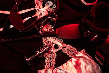 bir hizmetçi kostümü seks oyuncakları kümesi. Deri kırbaç, kelepçe, boğan ve Bdsm seks için metal anal fiş