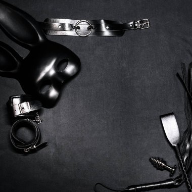 Deri kırbaç, kelepçe, choker, maske ve Metal anal fiş Bdsm seks ve rol için