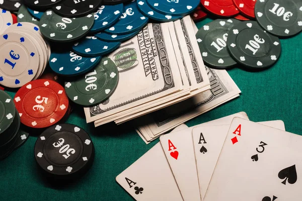 Winnende combinatie van kaarten in poker op de achtergrond van geld en spel chips — Stockfoto