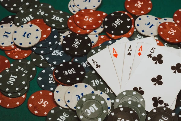 Vier van een soort azen in poker op de achtergrond van de groene tafel in het casino met chips — Stockfoto