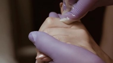 Modern bir güzellik salonunda şekerleme yapan bir kızın parmaklarında saç kesimi var.