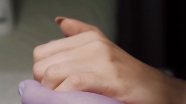 Şekerleme yardımı ile bir kızın parmaklarına ağda yapmak