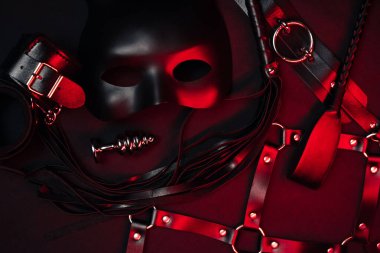 Deri kamçı, kelepçe, kemer, boğucu, maske ve metal anal tıpa.